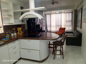 a kitchen with a counter and a table in a room at Alquilo apartamento vacacional en tucacas in Tucacas