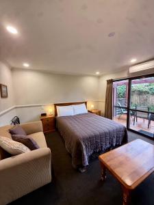 Ένα ή περισσότερα κρεβάτια σε δωμάτιο στο Alpine Springs Motel