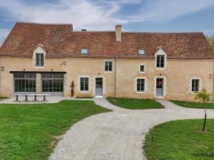 a large brick house with a gravel driveway at Maison indépendante de charme avec jeux et animaux acceptés - FR-1-497-255 in Corbon