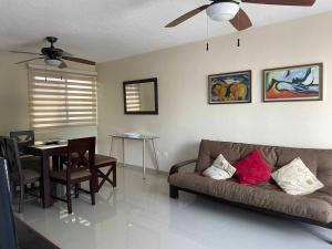 a living room with a couch and a table at Tu lugar en Merida in Mérida