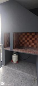 Un banco apoyado en la pared de una habitación. en Eifer IV, en Costa Azul