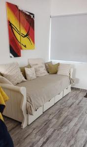 1 cama en una habitación con un cuadro en la pared en Eifer IV, en Costa Azul