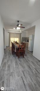 Una sala de estar con mesa y sillas y una cocina. en Eifer IV, en Costa Azul
