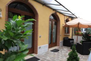 ein Haus mit einem Sonnenschirm und einer Terrasse in der Unterkunft Il giardino della Contessa in Isernia