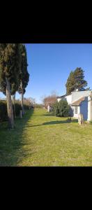 un champ d'herbe avec une maison et des arbres dans l'établissement Casa quinta, El Ángel Gabriel, à Gowland