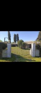 un groupe de pierres tombales dans un champ avec une clôture dans l'établissement Casa quinta, El Ángel Gabriel, à Gowland