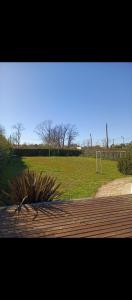 une vue d'un champ d'herbe avec un but dans l'établissement Casa quinta, El Ángel Gabriel, à Gowland