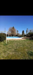 un but de football au milieu d'un champ dans l'établissement Casa quinta, El Ángel Gabriel, à Gowland