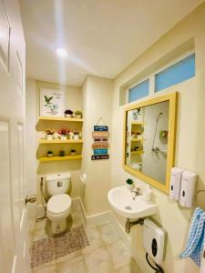 Ένα μπάνιο στο The Cozy Studio near Mactan Airport