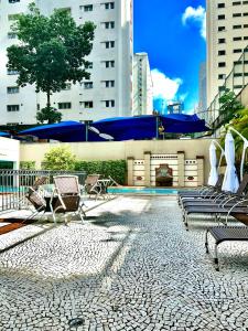 eine Gruppe von Bänken im Innenhof in der Unterkunft Flat em Hotel de Luxo MercPrivilege - 5 Min do Aeroporto in São Paulo