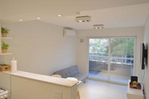 ロサリオにあるDepto Minercoのキッチン、リビングルーム(ソファ、窓付) +6枚の写真