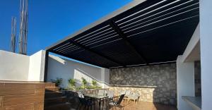 Un patio con mesa y sillas y un edificio. en Dto amplio cerca de playa, en Mazatlán