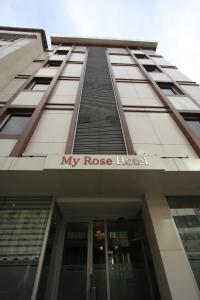een uitzicht op de gevel van mijn rozenhotel bij My Rose Hotel in Istanbul