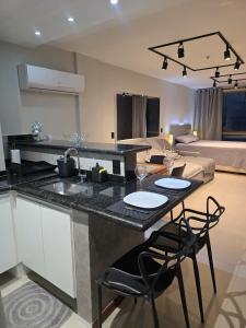 阿拉亚尔-杜卡布Loft Prainha的厨房配有水槽和一张桌子及两把椅子