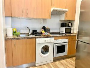 Η κουζίνα ή μικρή κουζίνα στο Charming and Ample Studio, 3 mins from Calle Larios, in the heart of Málaga Centre