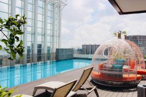 une cage pour oiseaux au-dessus d'un bâtiment avec piscine dans l'établissement Cozy JB Suasana 15 Suite City Views, à Johor Bahru