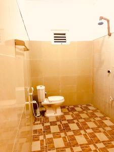 阿鲁甘湾Marina Village的带马桶和淋浴的浴室