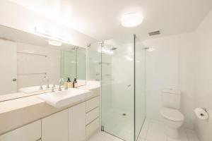 une salle de bain blanche avec un lavabo et une douche dans l'établissement Albacore 5, à Nelson Bay 20 autres photos