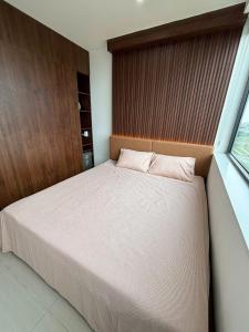 ein Schlafzimmer mit einem großen Bett mit einem hölzernen Kopfteil in der Unterkunft New Moon homestay- Nera garden Huế in Thôn Văn Dương + 4 Fotos