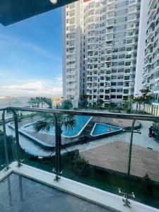 von einem Balkon eines Gebäudes mit Poolblick in der Unterkunft New Moon homestay- Nera garden Huế in Thôn Văn Dương