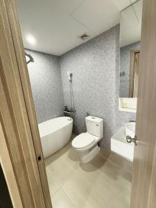 ein Badezimmer mit Toilette, Badewanne und Waschbecken in der Unterkunft New Moon homestay- Nera garden Huế in Thôn Văn Dương