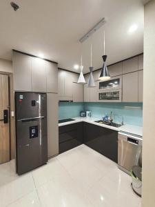 eine Küche mit Kühlschrank und Spüle in der Unterkunft New Moon homestay- Nera garden Huế in Thôn Văn Dương