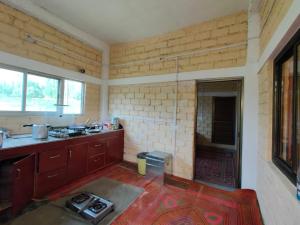 列城Eco Friendly Guest House的厨房配有水槽和炉灶。