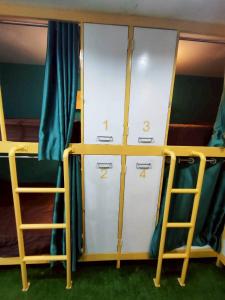 een stapelbed met twee kluisjes en twee ladders bij Banana Bunkhouse Hostel in Rawai Beach +29 foto's
