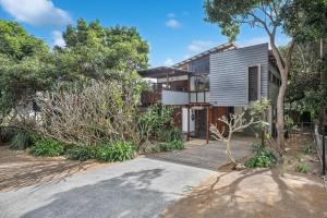 a house in the suburbs of sydney with trees at Pandanus Retreat in Point Lookout