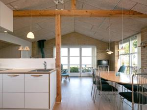 eine Küche und ein Esszimmer mit Tisch und Stühlen in der Unterkunft 4 star holiday home in Frørup in Frørup