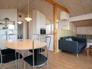 eine Küche und ein Wohnzimmer mit Tisch und Stühlen in der Unterkunft 4 star holiday home in Frørup in Frørup