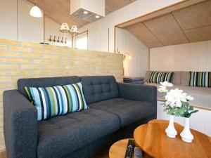 ein Wohnzimmer mit Sofa und Tisch in der Unterkunft 4 star holiday home in Frørup in Frørup