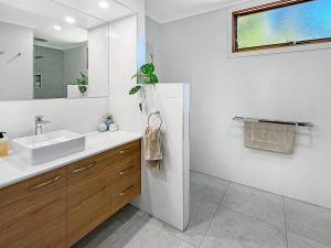 un baño con lavabo y espejo en Lakefront Palms, en Bonnie Doon 19 fotos más