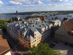 einen Blick über ein Gebäude mit einem Fluss und einer Brücke in der Unterkunft Old Riga Julia in Riga