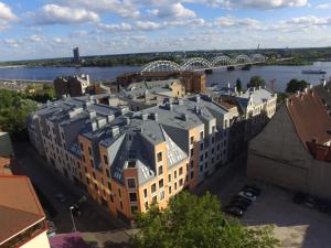vista sul tetto di un edificio con fiume e ponte di Old Riga Julia a Riga