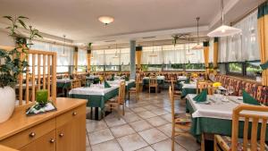 Restoran või mõni muu söögikoht majutusasutuses Hotel Elisabeth