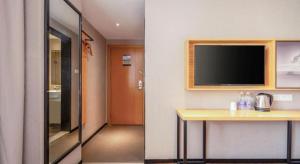 TV a/nebo společenská místnost v ubytování JTOUR Inn Guigang Life Port High-speed Railway Station