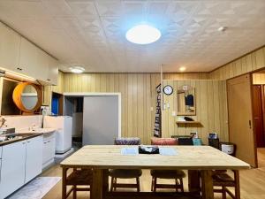 Una cocina con una mesa y sillas en una habitación. en coco house, en Ishigaki Island