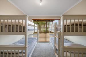 Ένα ή περισσότερα κρεβάτια σε δωμάτιο στο Dragonfly Beach House