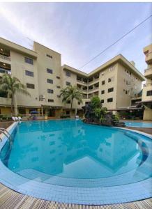 邦咯珊瑚湾度假村的建筑物前的一个大型游泳池