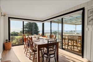 comedor con mesa y algunas puertas de cristal en Casa Blanca Ventnor Beach, en Ventnor