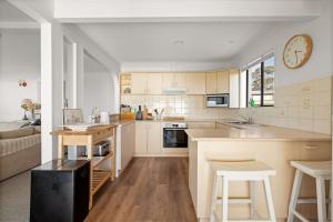 una cocina con una mesa y una encimera en Casa Blanca Ventnor Beach, en Ventnor 13 fotos más