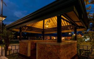 ジャ・エラにあるwaasala transit hotelの夜に屋根が照らされた建物