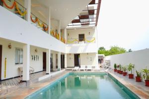 Bazén v ubytování Le Terra Luxury Suites and Swimming Pool by GVR Grand nebo v jeho okolí