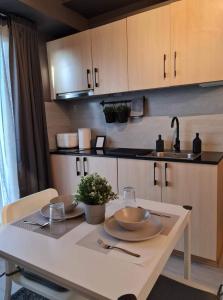 une cuisine avec une table avec deux assiettes et un évier dans l'établissement Annas Place Tagaytay, à Kaybagal