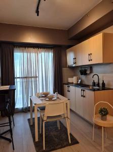 une cuisine et une salle à manger avec une table et des chaises dans l'établissement Annas Place Tagaytay, à Kaybagal