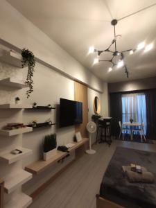 un salon avec une télévision sur un mur dans l'établissement Annas Place Tagaytay, à Kaybagal