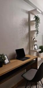 - un bureau avec un ordinateur portable dans l'établissement Annas Place Tagaytay, à Kaybagal