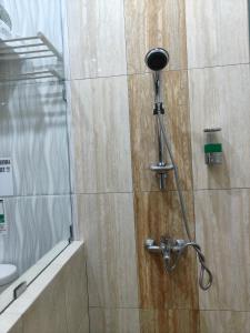 prysznic z głowicą prysznicową w łazience w obiekcie Qions villa Lembang w mieście Cibogo