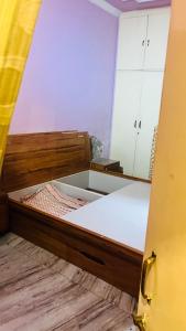 Giường trong phòng chung tại 2 bhk